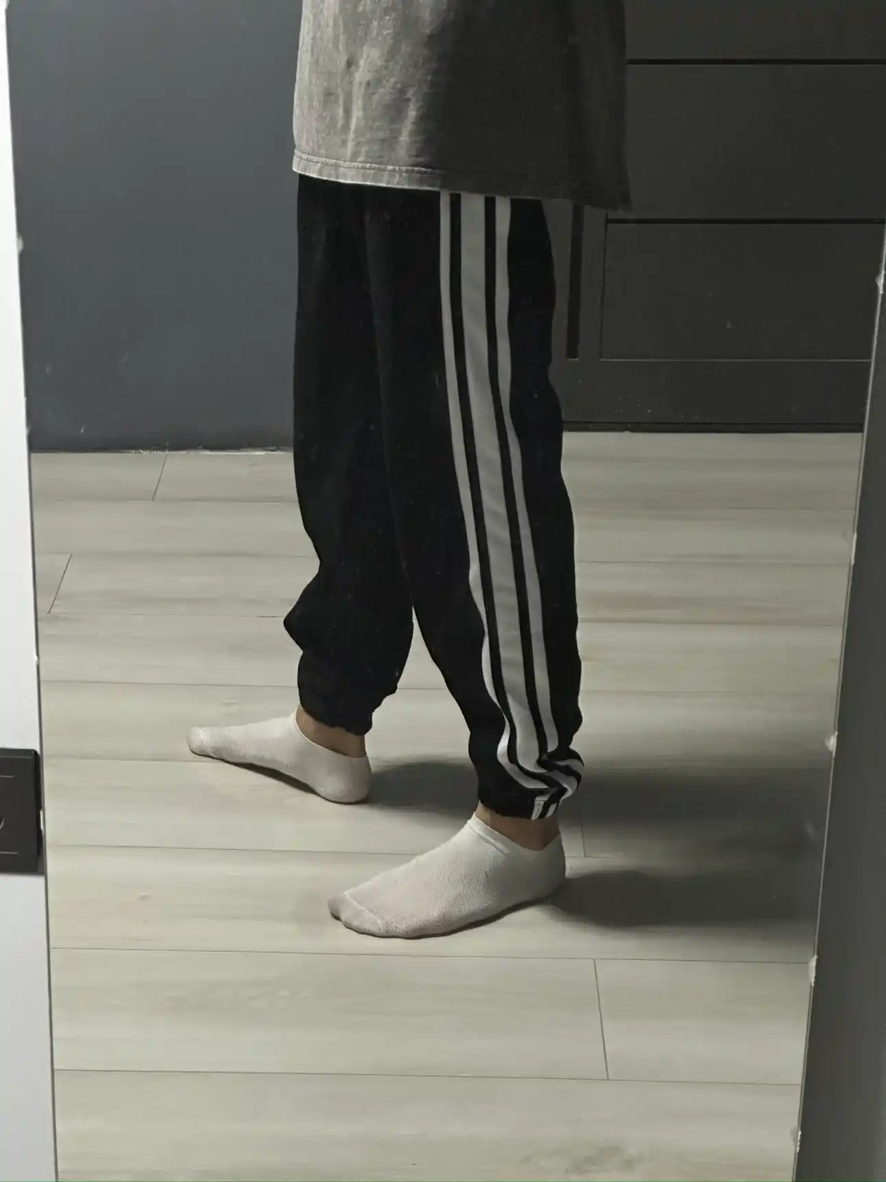 Erkaklar uchun sport shim jogger Nasem, yon chiziqli, rezinkali triko