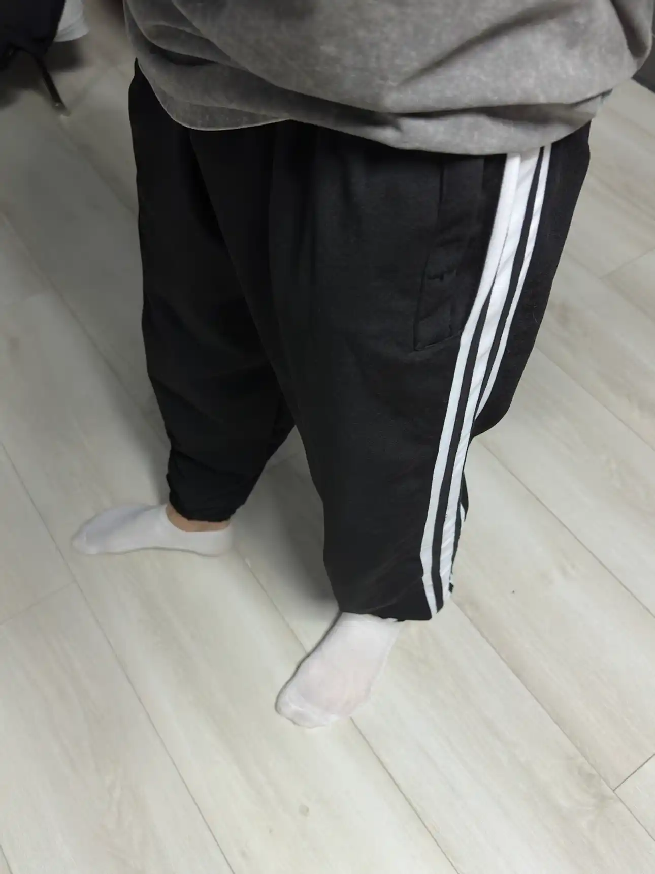 Erkaklar uchun sport shim jogger Nasem, yon chiziqli, rezinkali triko