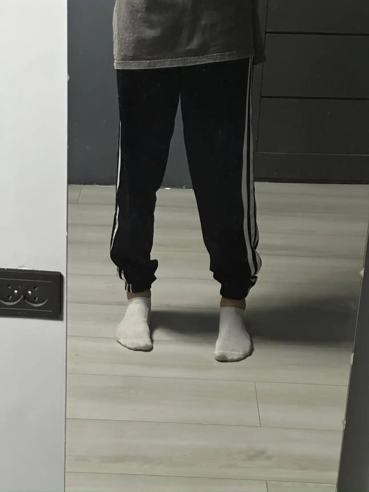 Erkaklar uchun sport shim jogger Nasem, yon chiziqli, rezinkali triko