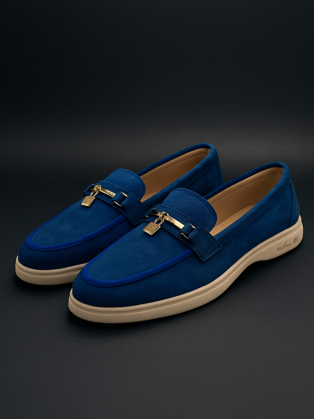 Qiz stol ostidagi oyoqlari orasida Onlaynda baland poshnali porno tomosha qiling