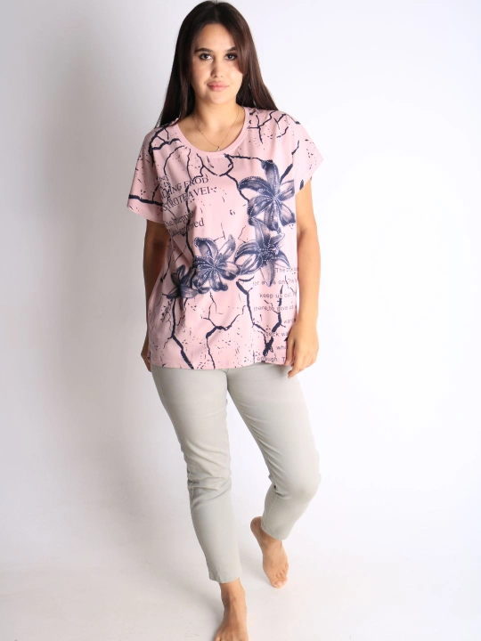 Ayollar uchun gullar bilan futbolka – kundalik pushti t-shirt matnli