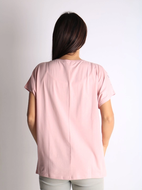 Ayollar uchun gullar bilan futbolka – kundalik pushti t-shirt matnli