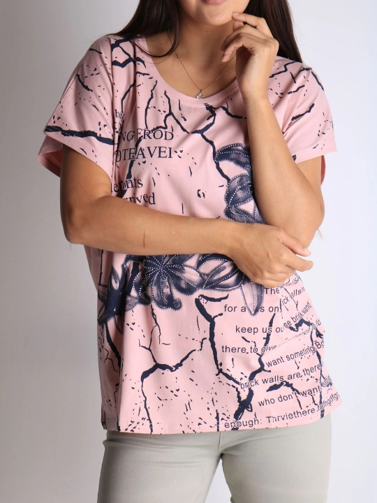 Ayollar uchun gullar bilan futbolka – kundalik pushti t-shirt matnli