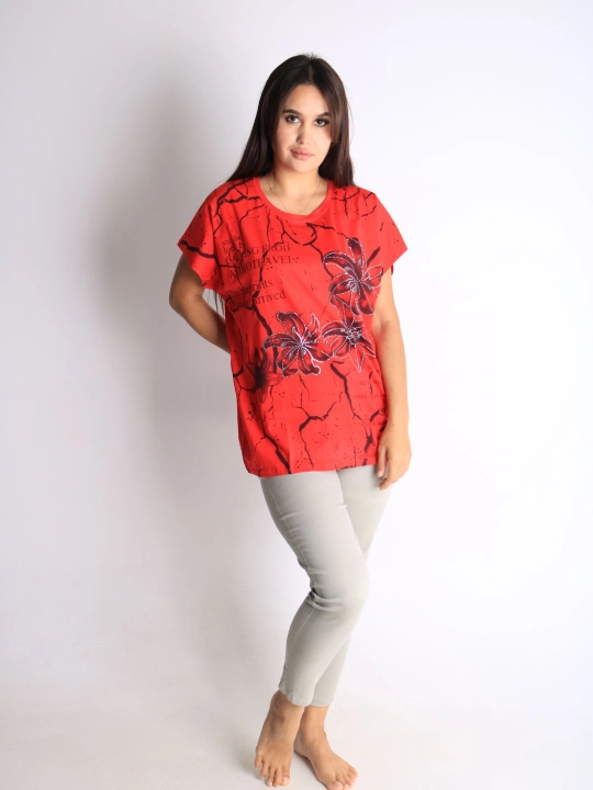 Ayollar uchun gullar bilan futbolka – kundalik pushti t-shirt matnli