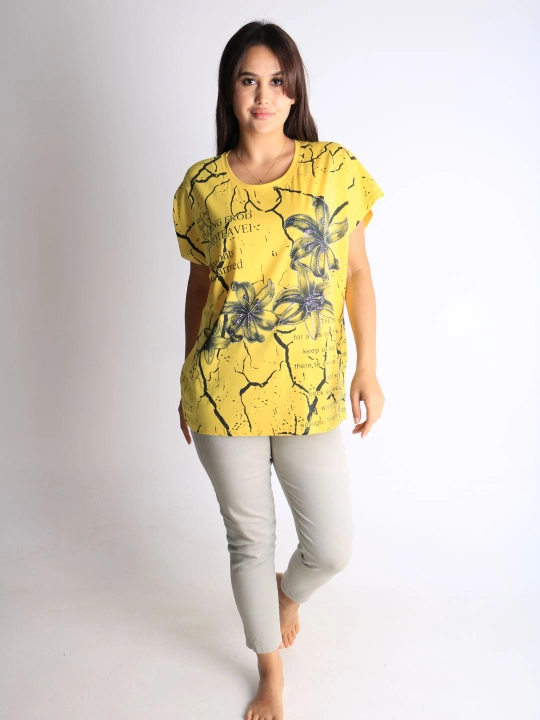 Ayollar uchun gullar bilan futbolka – kundalik pushti t-shirt matnli