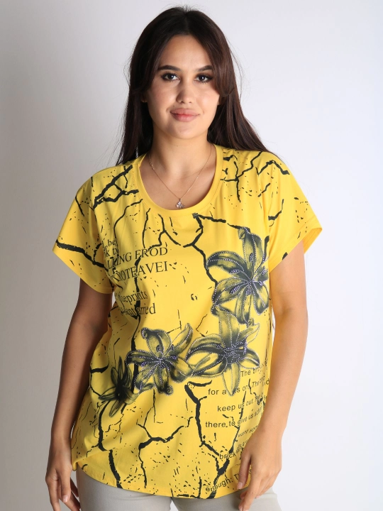 Ayollar uchun gullar bilan futbolka – kundalik pushti t-shirt matnli