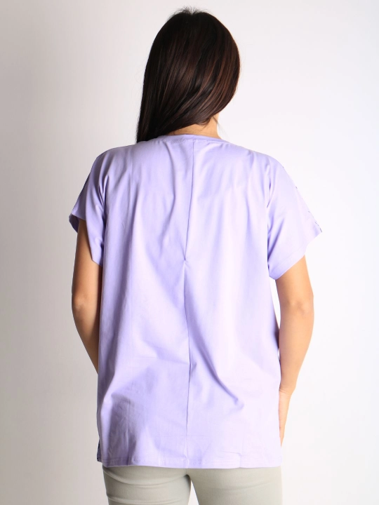 Ayollar uchun gullar bilan futbolka – kundalik pushti t-shirt matnli