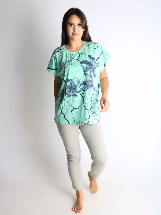 Ayollar uchun gullar bilan futbolka – kundalik pushti t-shirt matnli