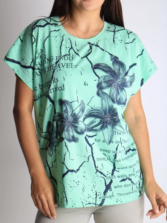 Ayollar uchun gullar bilan futbolka – kundalik pushti t-shirt matnli