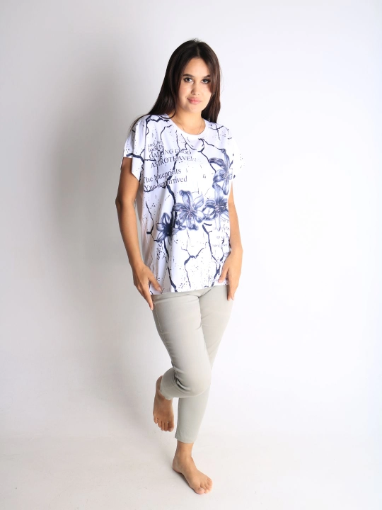 Ayollar uchun gullar bilan futbolka – kundalik pushti t-shirt matnli