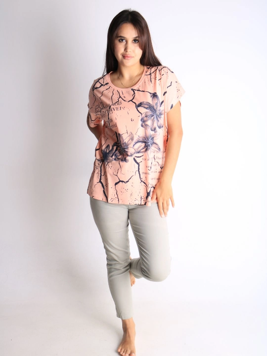 Ayollar uchun gullar bilan futbolka – kundalik pushti t-shirt matnli