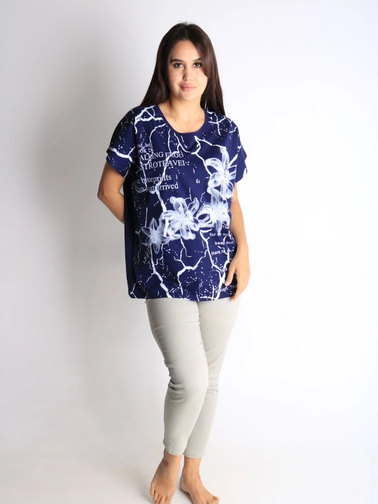 Ayollar uchun gullar bilan futbolka – kundalik pushti t-shirt matnli