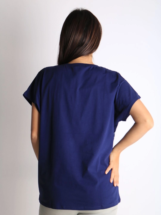 Ayollar uchun gullar bilan futbolka – kundalik pushti t-shirt matnli