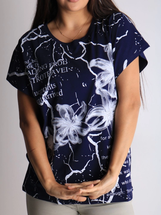 Ayollar uchun gullar bilan futbolka – kundalik pushti t-shirt matnli