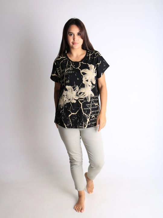 Ayollar uchun gullar bilan futbolka – kundalik pushti t-shirt matnli