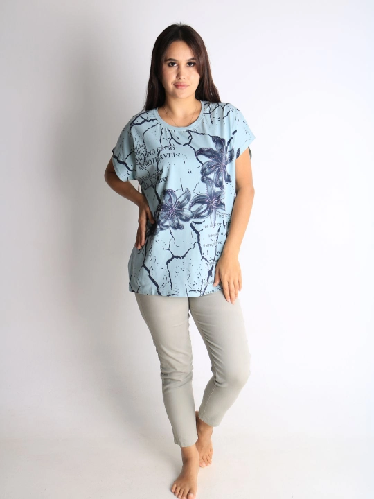 Ayollar uchun gullar bilan futbolka – kundalik pushti t-shirt matnli