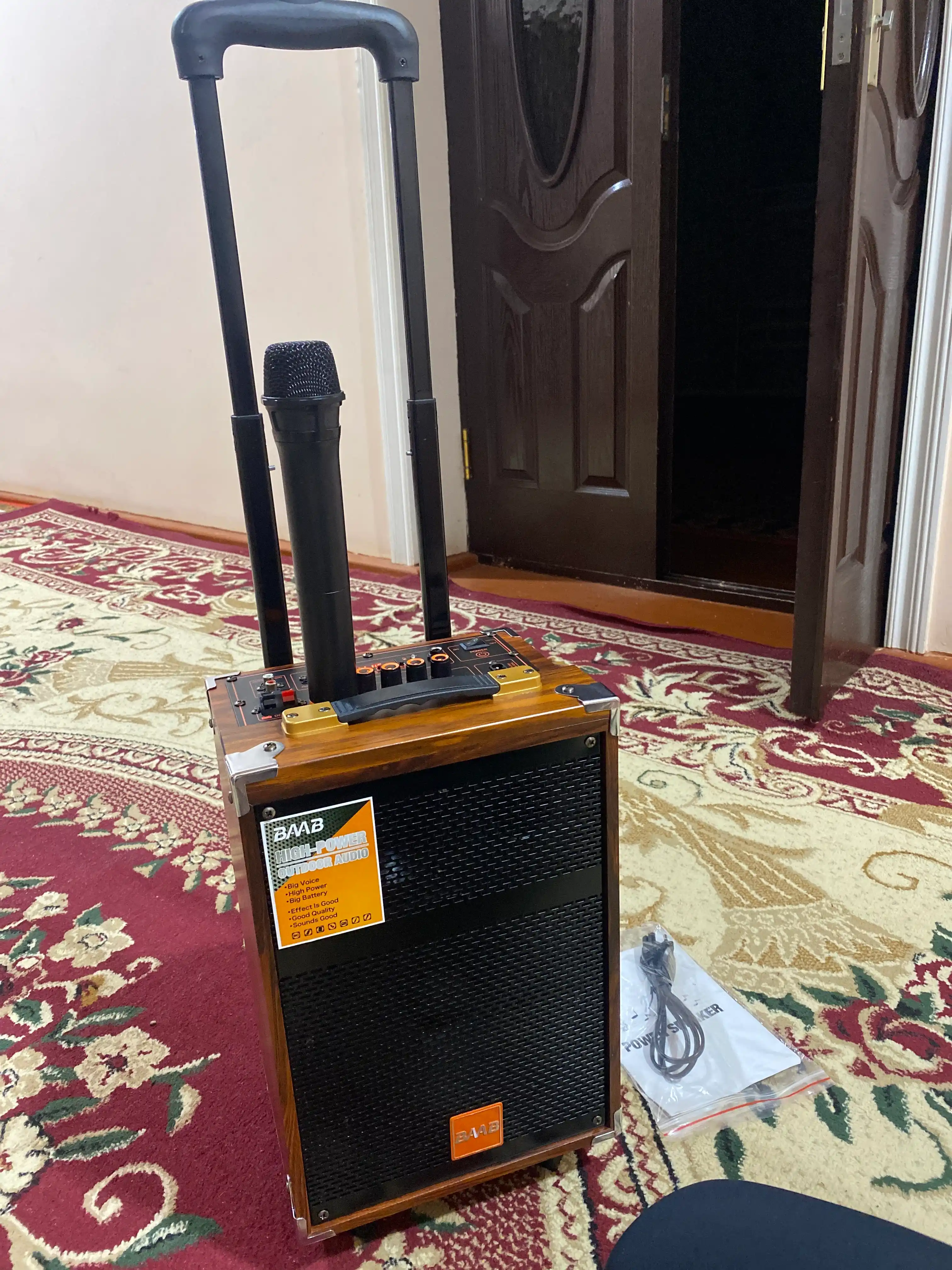 Portativ kalonka karaoke BAAB bluetooth simsiz mikrafon va boshqaruv pultga ega