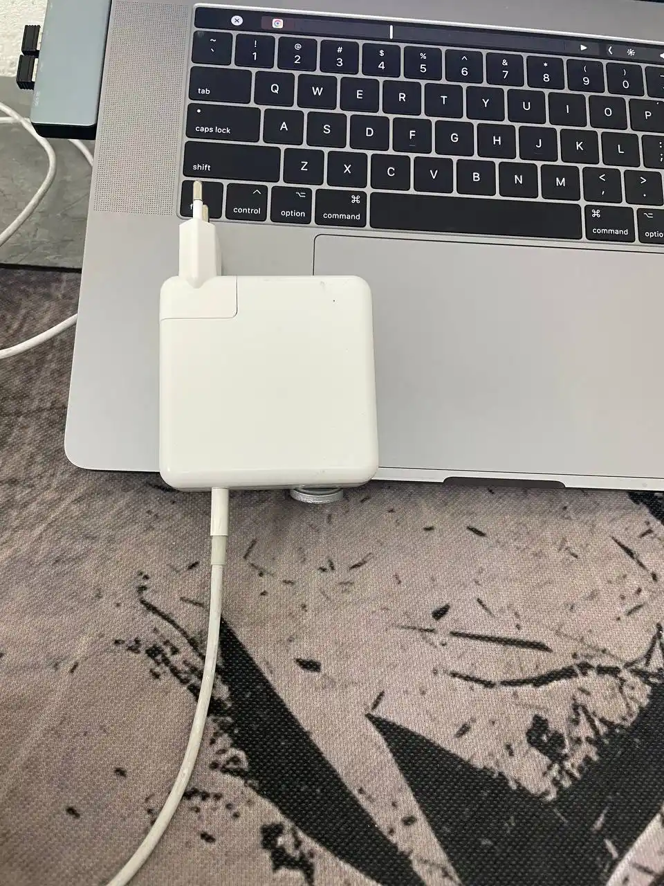 MacBook va iPad uchun EuroVilk adapteri va quvvatlash moslamasi