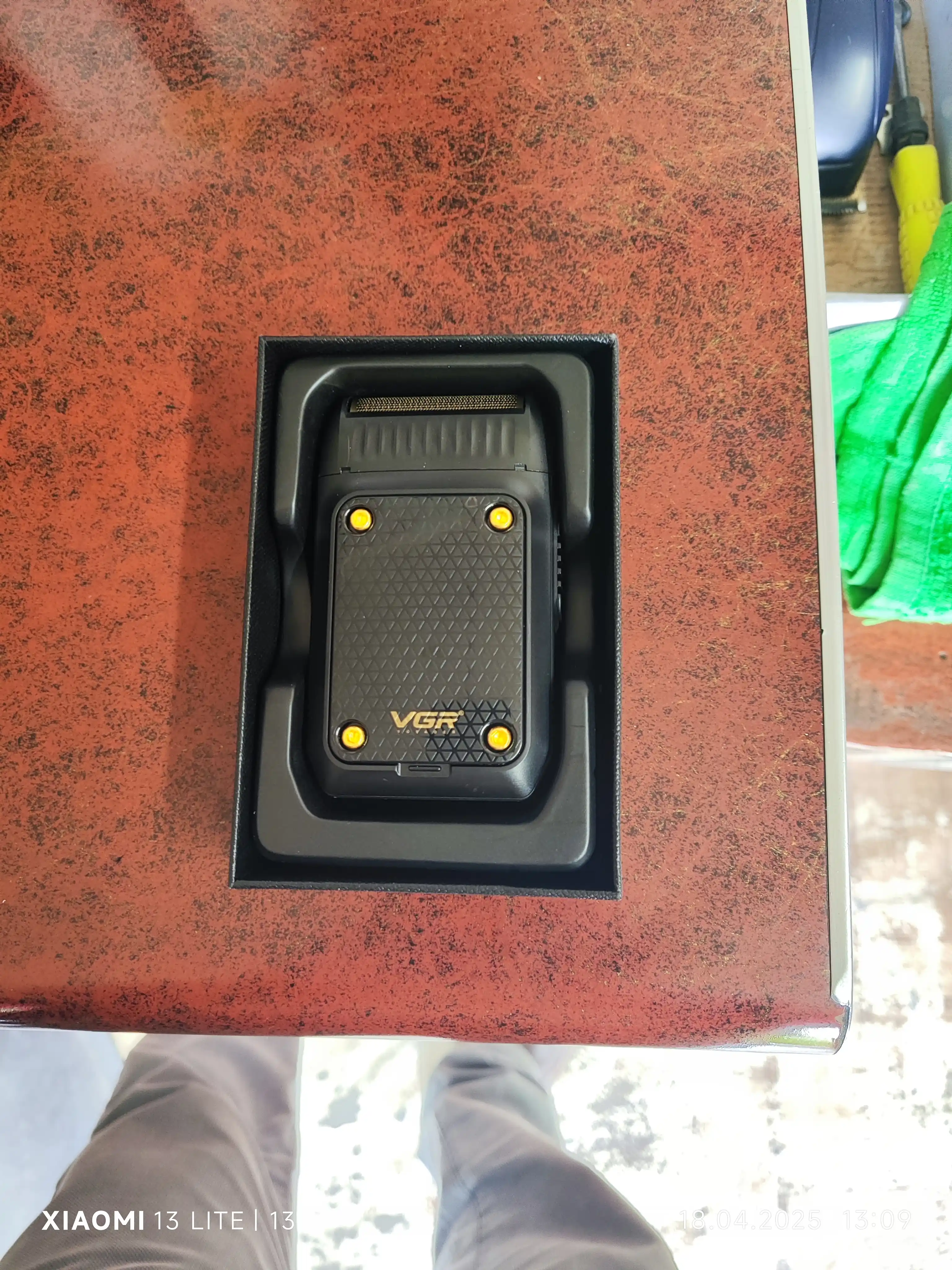 VGR V-353 elektr ustara, o‘rnatilgan trimmer bilan, simsiz portativ sheyver