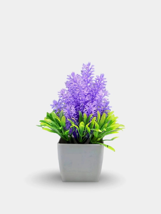 Sun'iy lavanda gul tuvakda, dekorativ kashpo bilan interyer uchun bezak sun'iy gullar