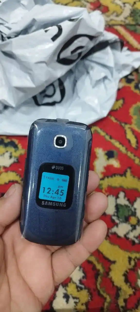 gusto 3 GM B311V telefoni 2 ta SIM-karta quvvatlash qurilmasi bilan