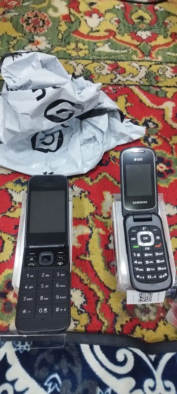 gusto 3 GM B311V telefoni 2 ta SIM-karta quvvatlash qurilmasi bilan
