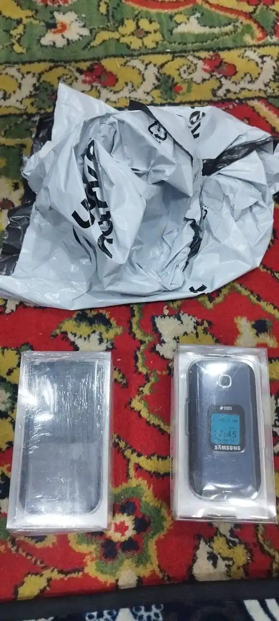 gusto 3 GM B311V telefoni 2 ta SIM-karta quvvatlash qurilmasi bilan