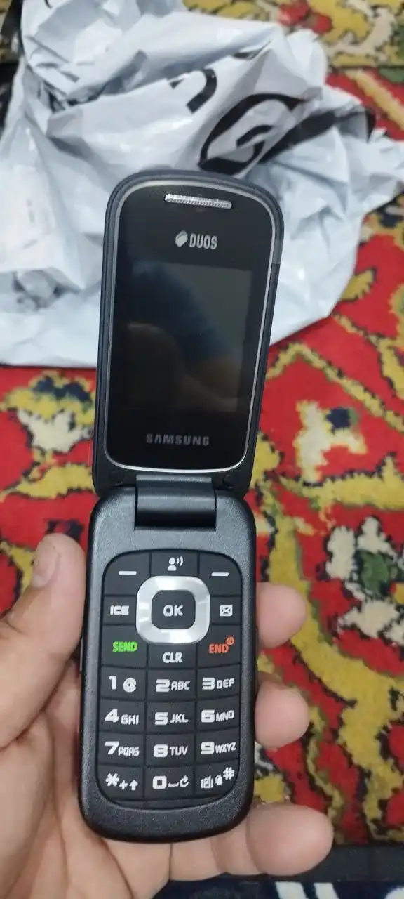 gusto 3 GM B311V telefoni 2 ta SIM-karta quvvatlash qurilmasi bilan