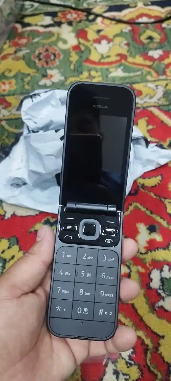 gusto 3 GM B311V telefoni 2 ta SIM-karta quvvatlash qurilmasi bilan