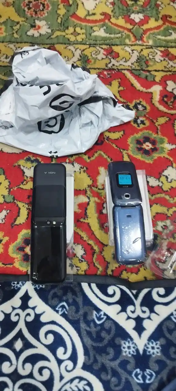 gusto 3 GM B311V telefoni 2 ta SIM-karta quvvatlash qurilmasi bilan