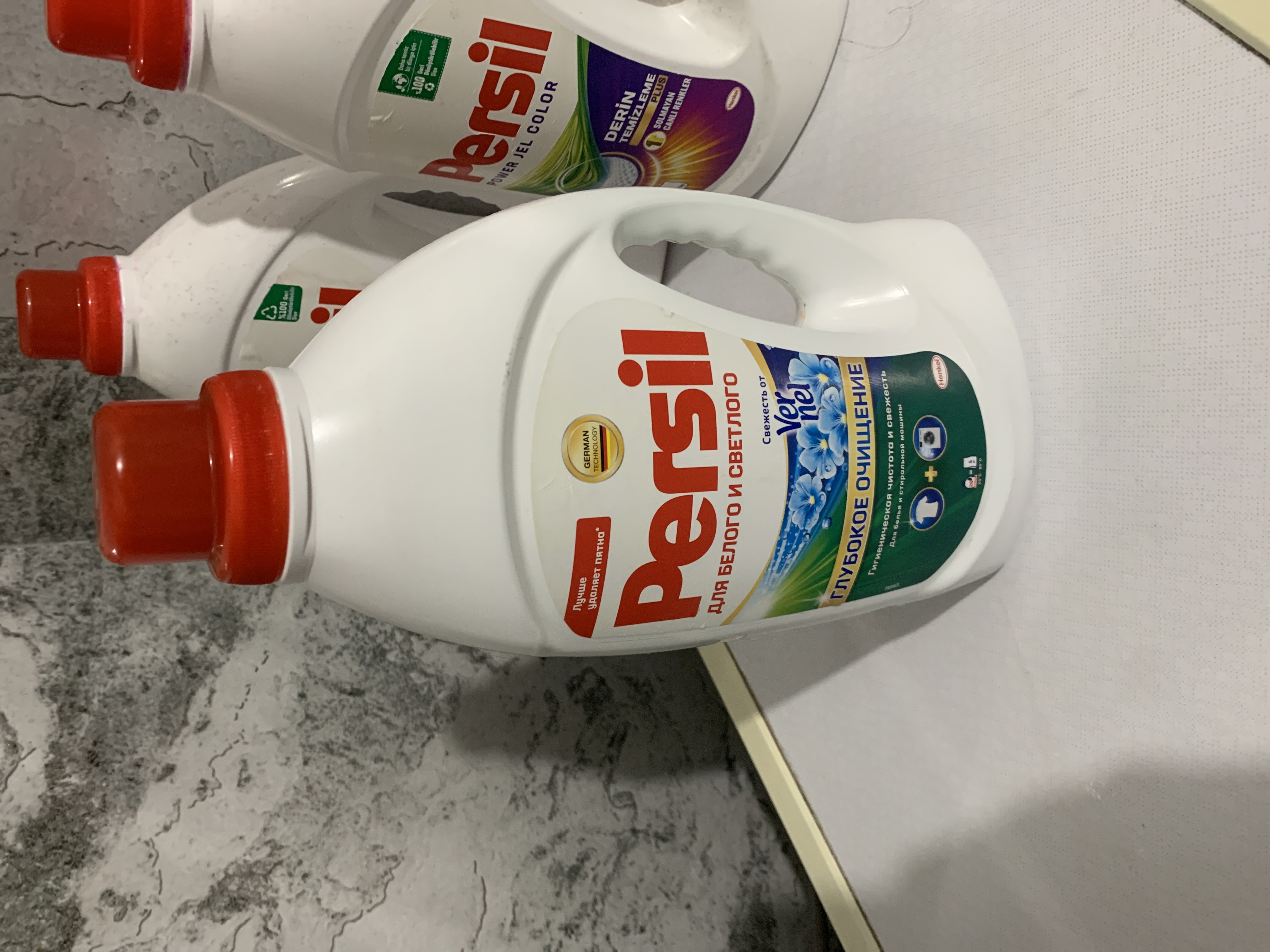 Vernel tomonidan ishlab chiqarilgan oq va och rangli matolar uchun Persil Freshness kir yuvish geli, 1.69 l, 26 marta yuvish