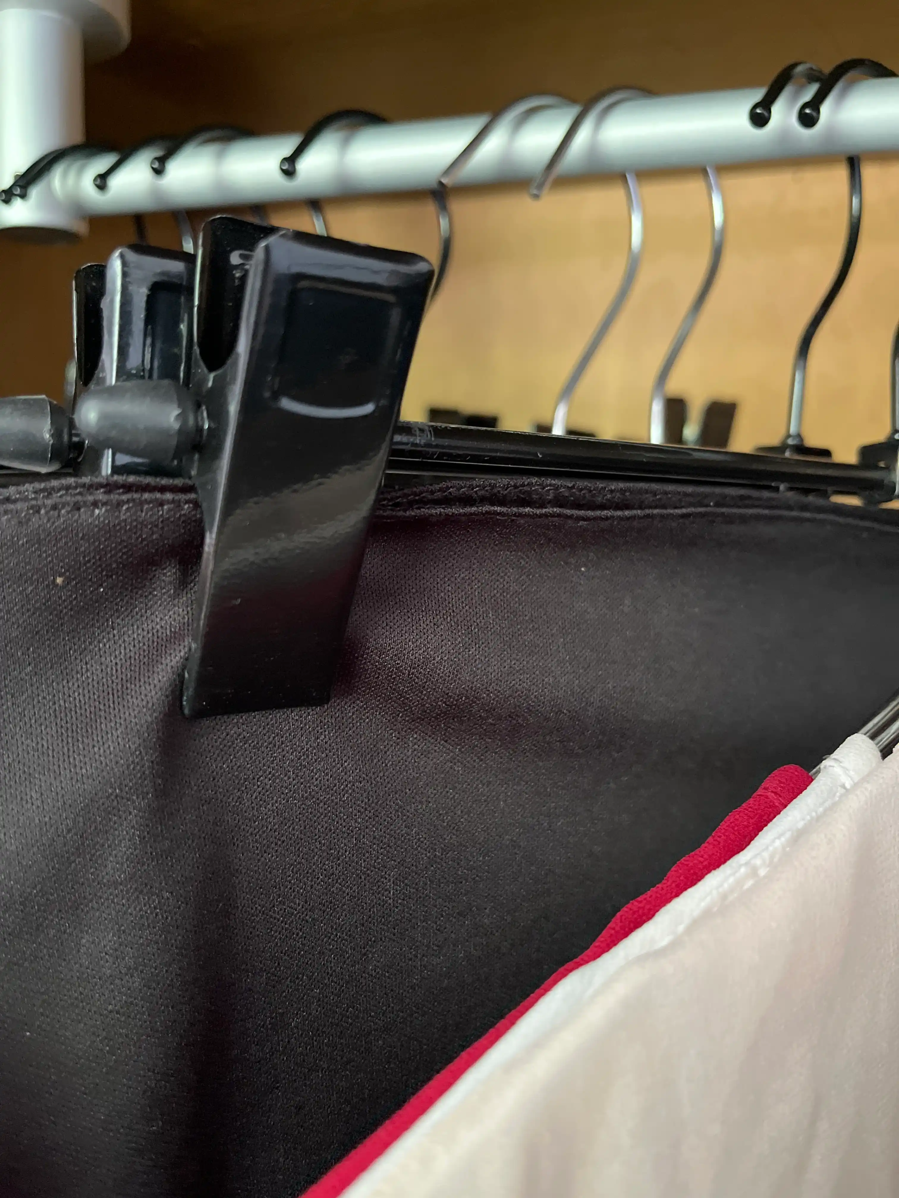 Ustki kiyim va shimlar uchun plastmassa, metall, turli rangdagi ilgichlar 1, 5, 10 dona