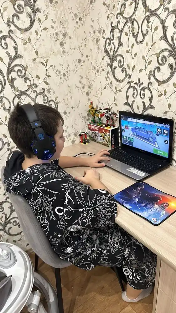 O‘yin quloqchinlari simli mikrofon va RGB yoritgich bilan, kompyuter va noutbuk uchun