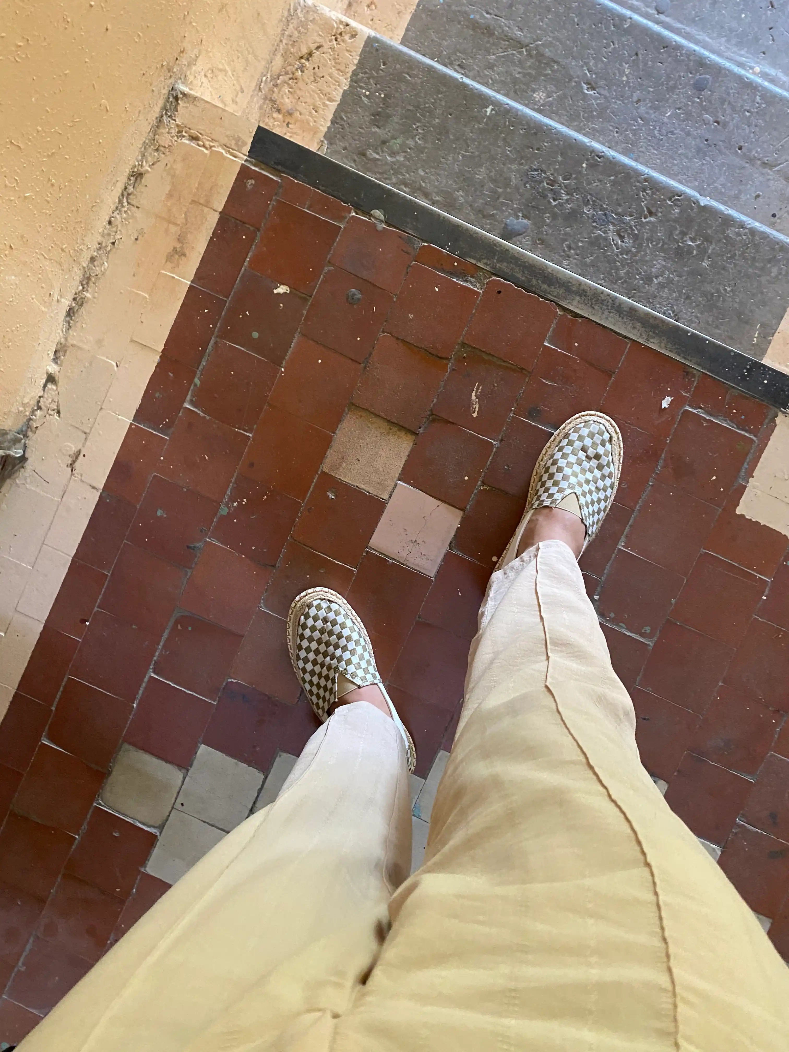 Erkaklar uchun katakli espadrili mokasinlar havo o’tkazadigan