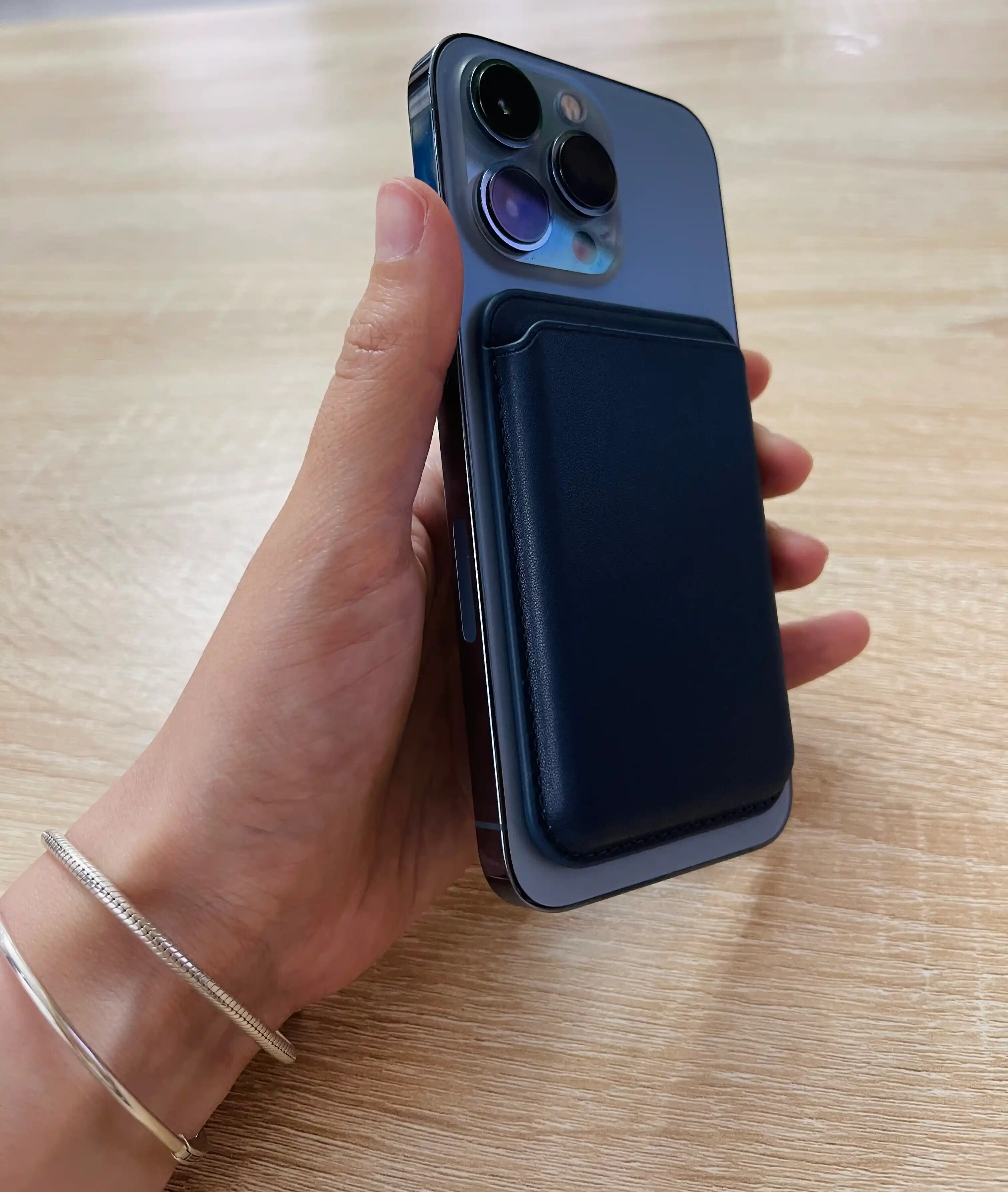 IPhone uchun MagSafe kartxolder, bank kartalari uchun