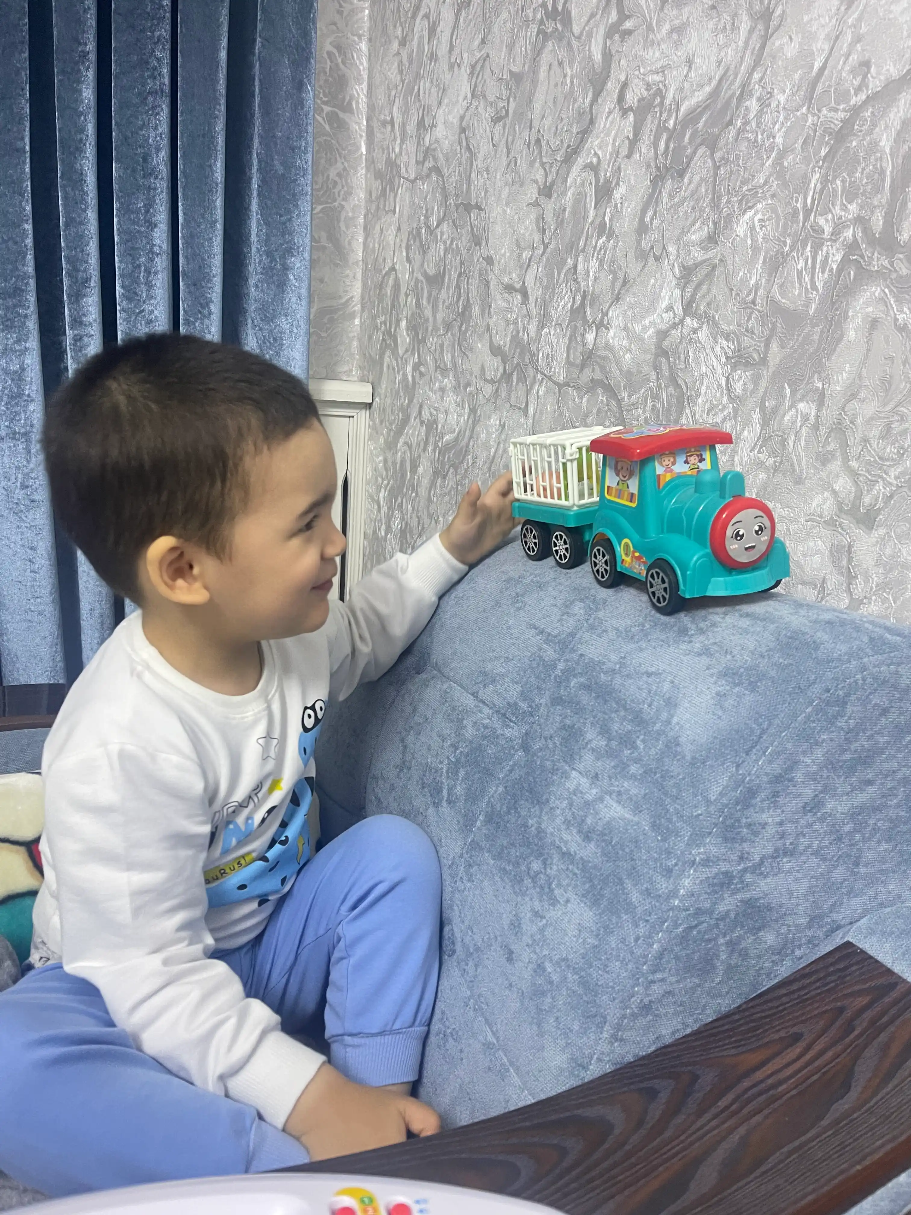 Игрушка паровоз со зверями в клетке