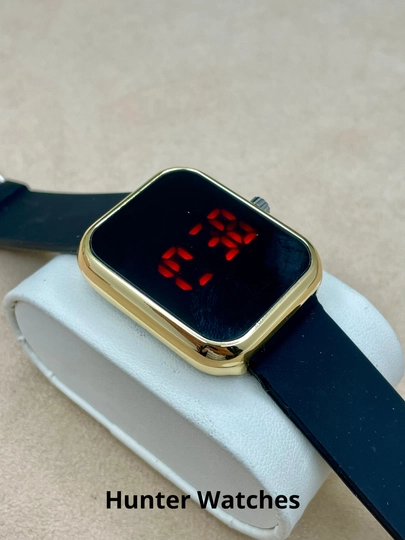 Женские наручные часы на выставке — LWATCHS-15W0124-ТЕМНСЕР