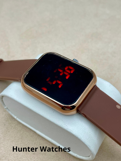 Женские наручные часы на выставке — LWATCHS-15W0124-КОРИЧН