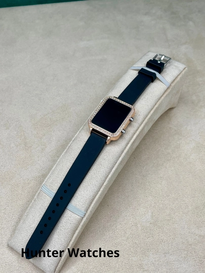 Женские наручные часы на выставке — LWATCHS-15W0124-ЗОЛОТ