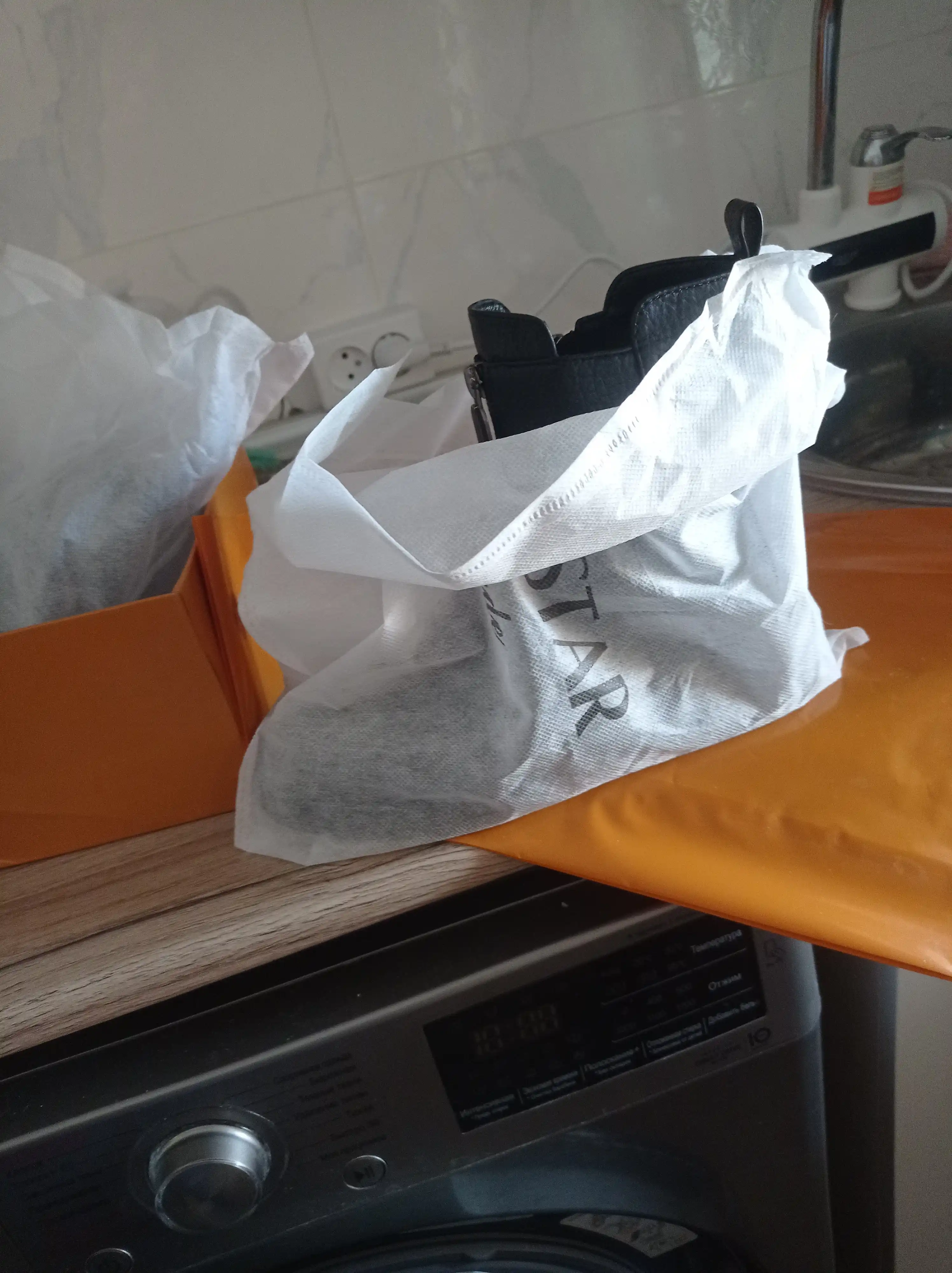 Ayollar qo'nji kalta etiklari past poshnali, zamokli va gel tagligi bilan, kundalik kiyish