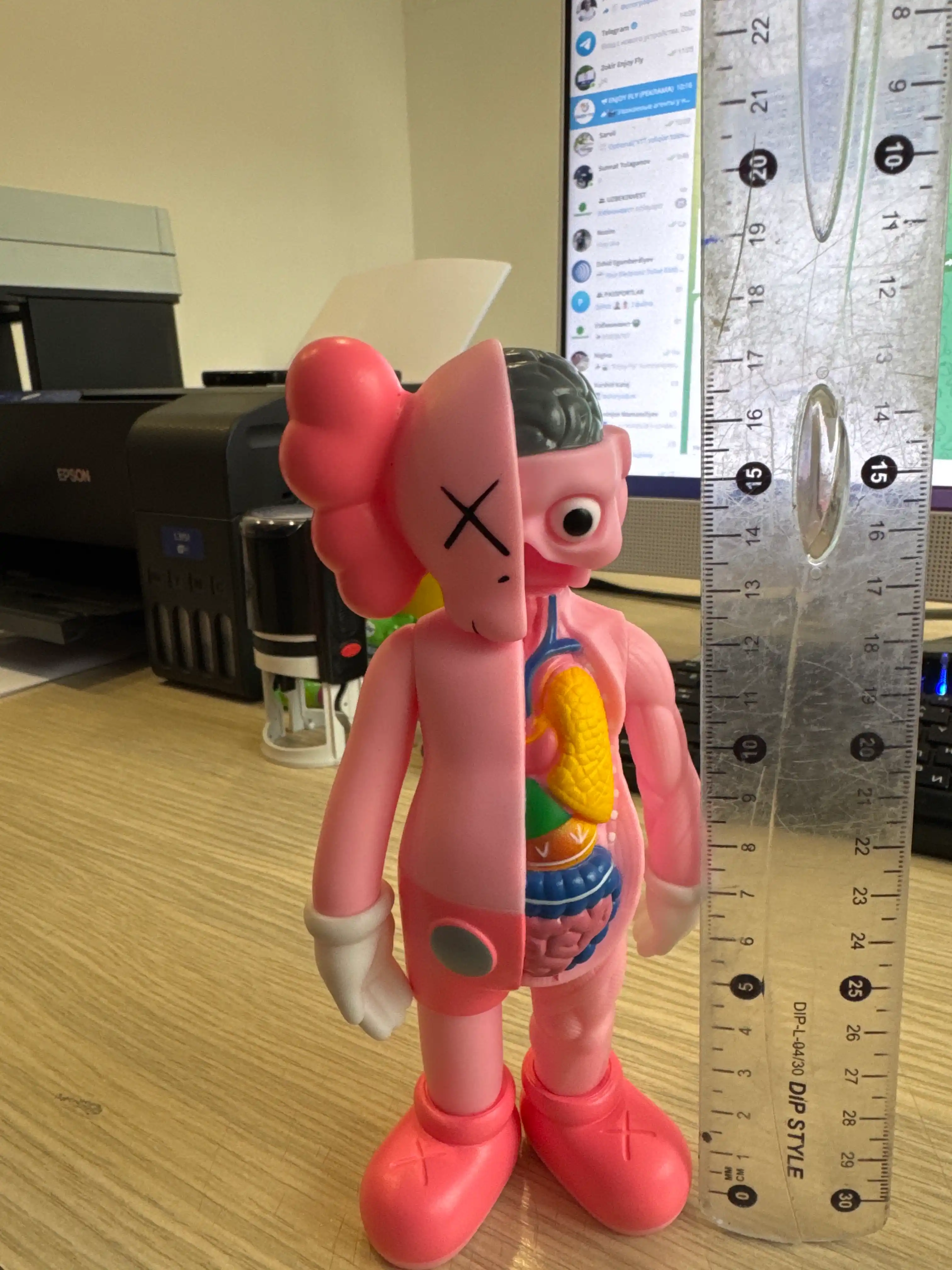 Sovg‘a qutisi bilan Kaws besh yillik haykalchasi, interyer dizayni uchun, bearbrik qavs