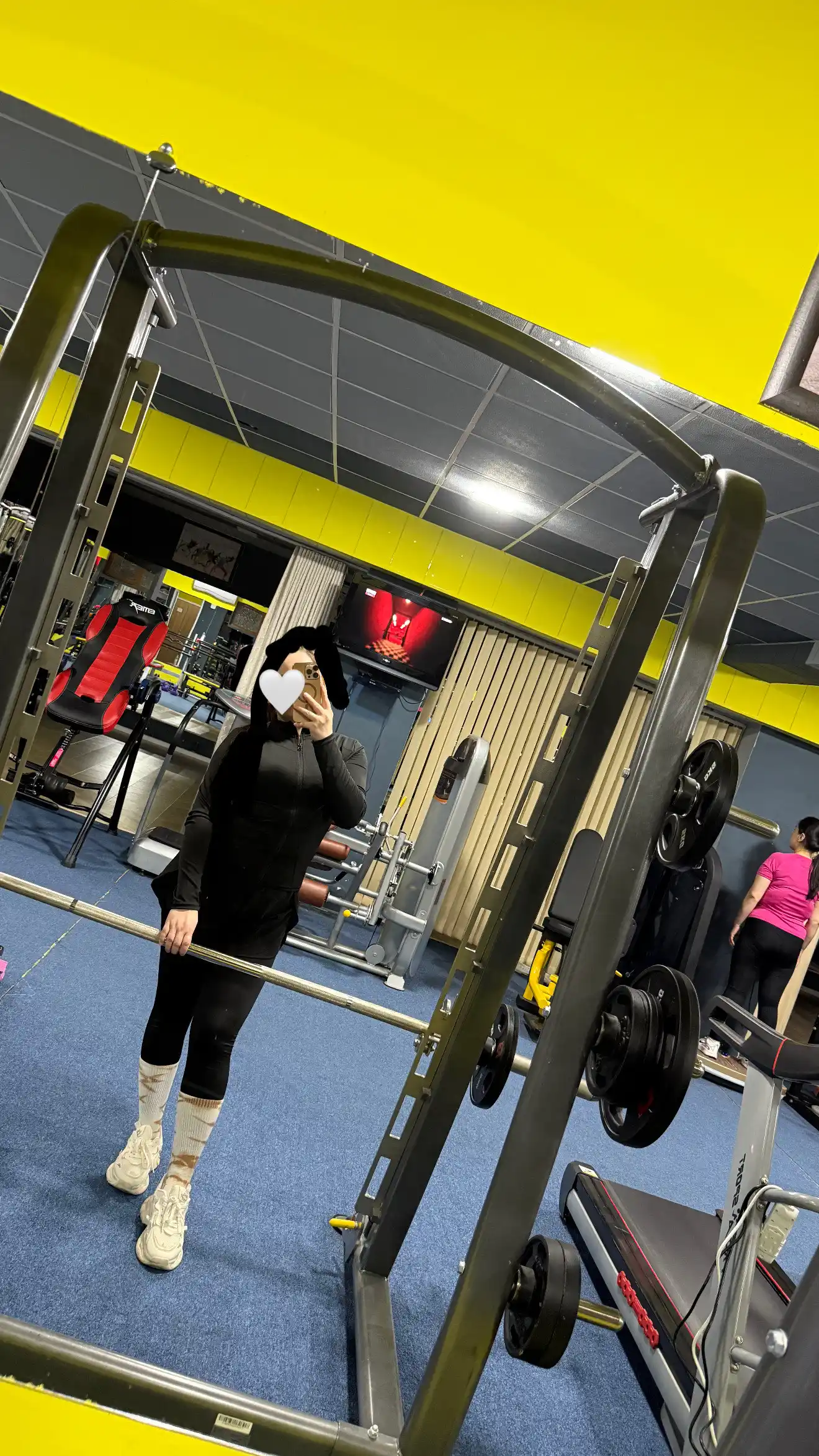 Ayollar rashgardlari, sport uchun tortilgan chaqmoqli sport koftasi