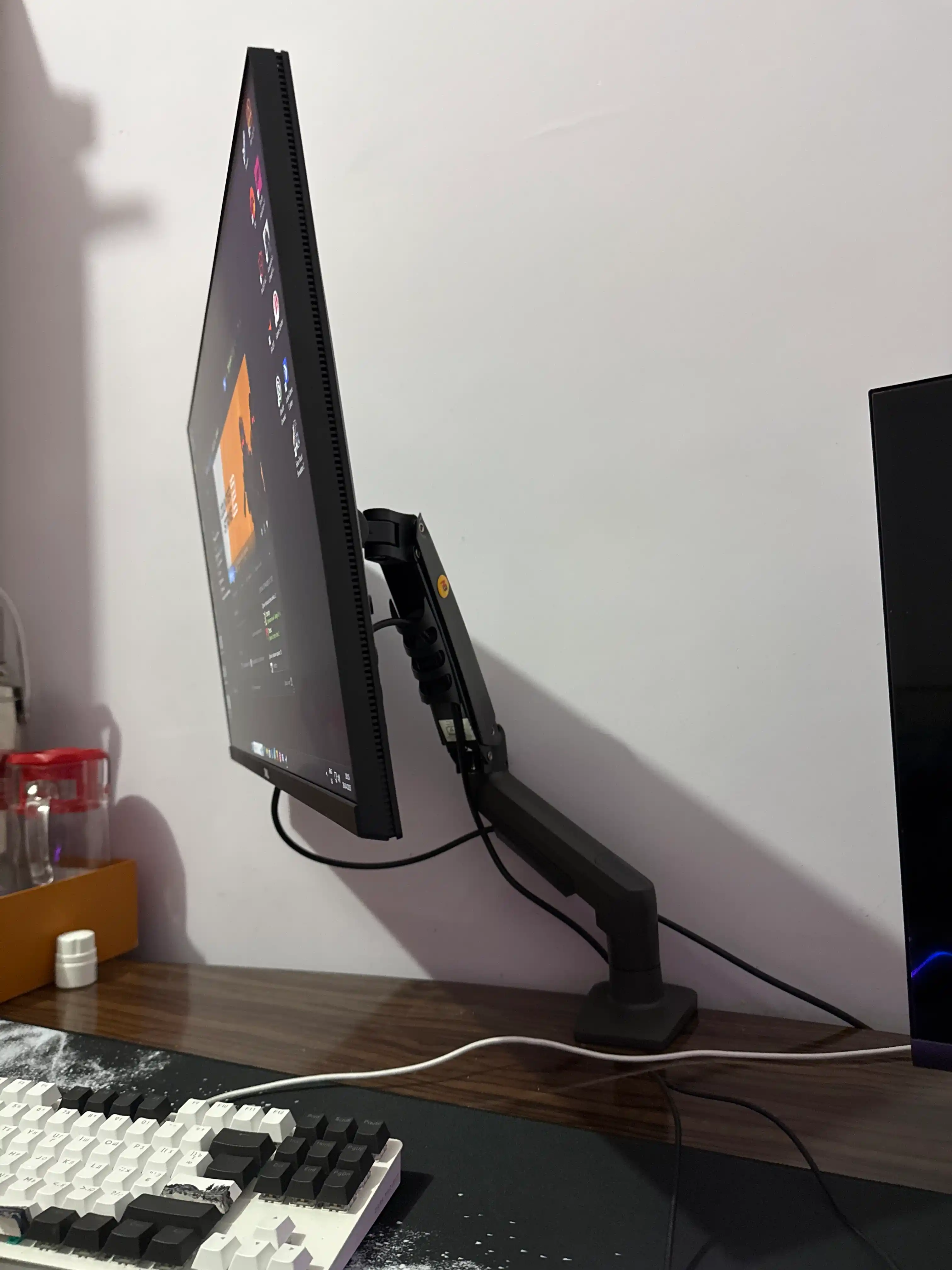Monitorlar uchun kronshteyn M1. Stolga buriluvchan kronshteyn, monitor uchun