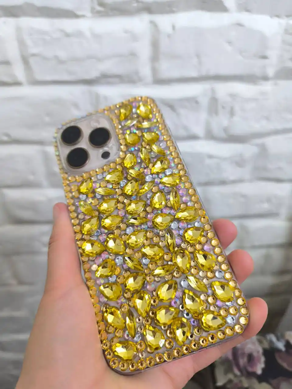 Yaltiroq toshli va bezakli telefon g‘iloflari — iPhone 16 Pro / 16 Pro Max uchun