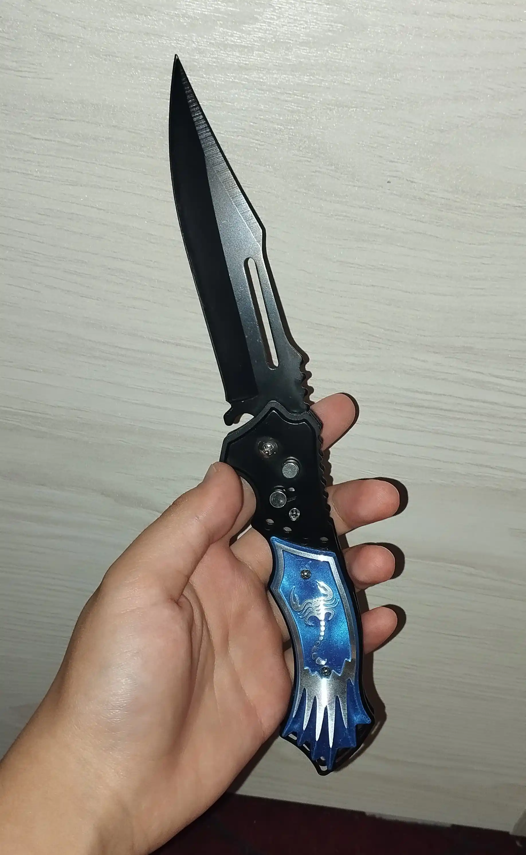 Tugmali, yig‘ma pichoq, sayyohlik, ov va baliq ovi uchun