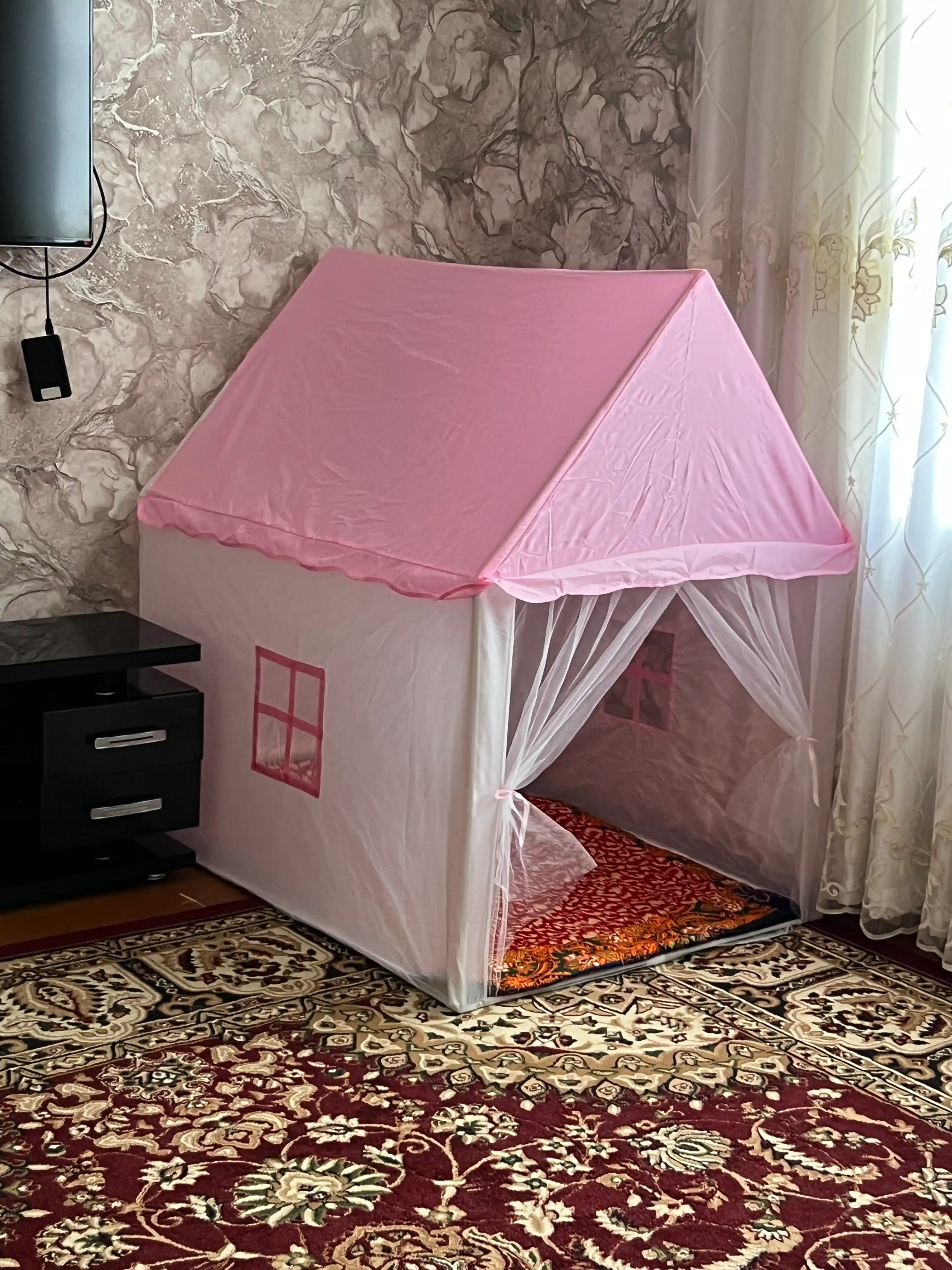 Bolalar o'yin chodiri, bolalar va o'yinchoq uyi, ichki va tashqi makon