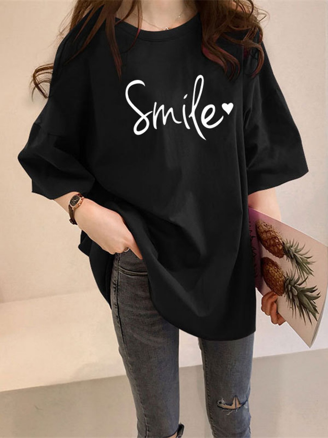 Qiz futbolkasini yechdi Qiz futbolkasini yechdi