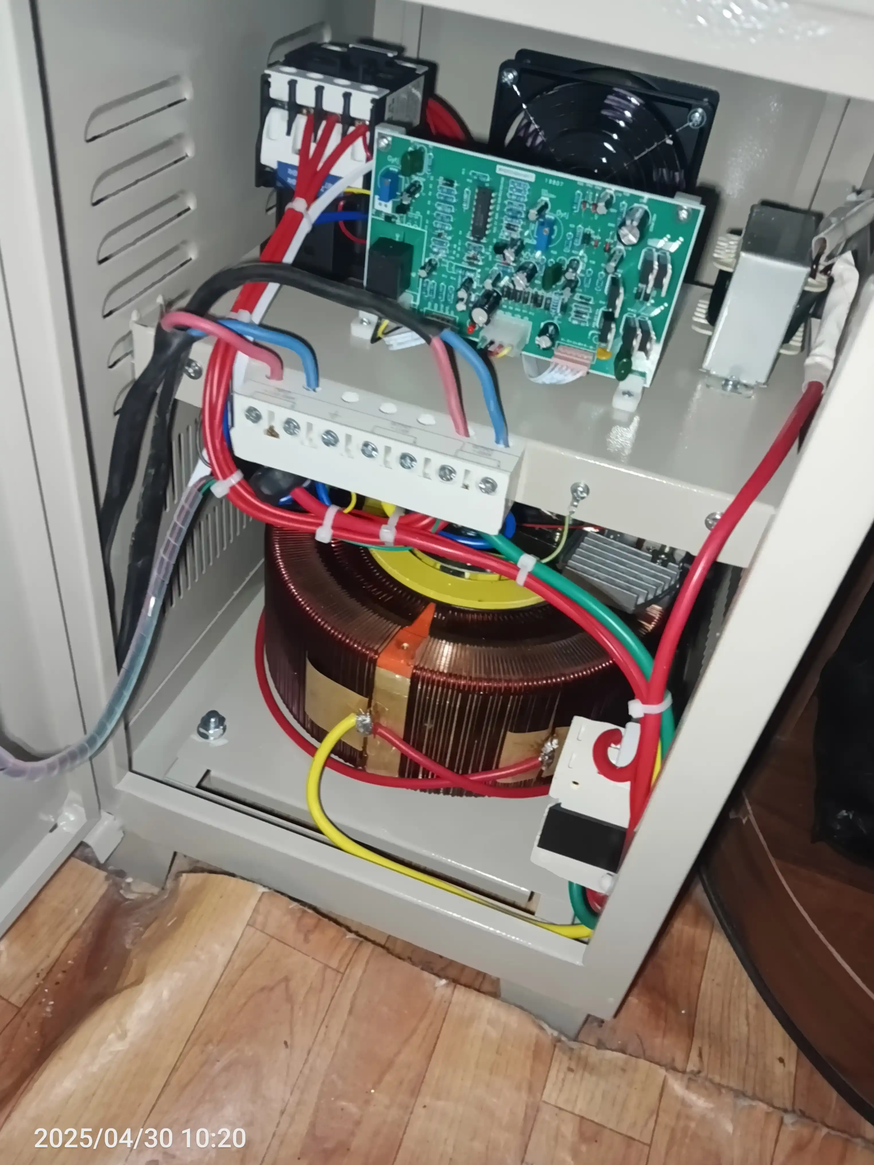 Avtomatik voltaj stabilizatori Andeli SVC-D 15000VA, 15 kW, 220 volt