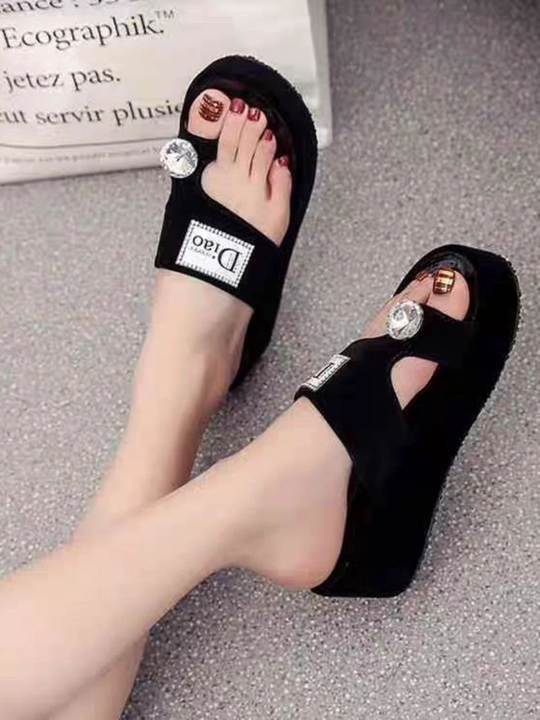 Летние модные тапочки для женщин