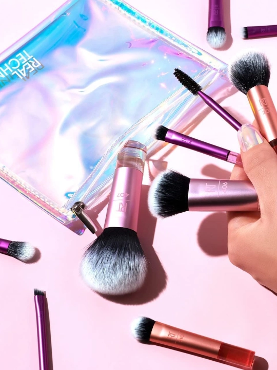 Real Techniques makiyaj uchun gubkali kosmetik cho‘tkalar to‘plami. Pardoz uchun kistochka